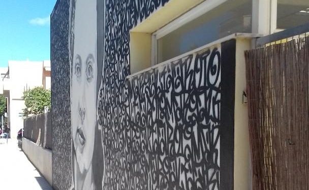 Mural que homenajea a la sindicalista 'Llogat' en el nuevo colegio Sa Bodega de Ibiza.