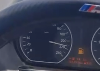 Pantallazo del vídeo que muestra el velocímetro del coche a casi 220 km/h por Menorca.