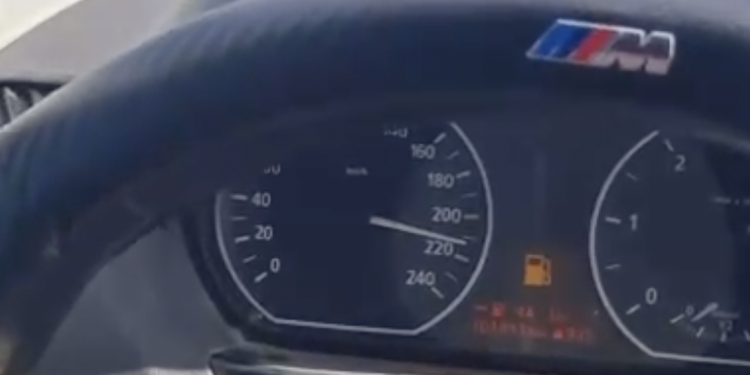 Pantallazo del vídeo que muestra el velocímetro del coche a casi 220 km/h por Menorca.