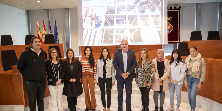 Los nuevos profesionales incorporados a la institución insular junto a Marí, Fajarnés y Costa. Foto: Consell de Ibiza
