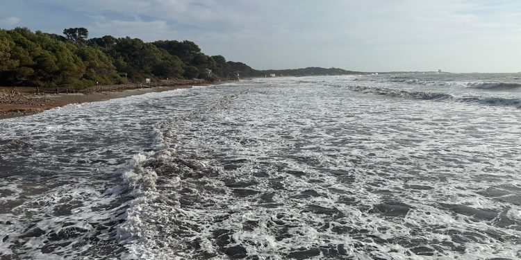 La playa, engullida por las olas. Foto P. N.