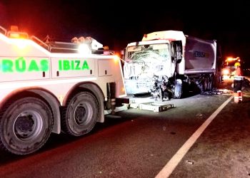 El camión de recogida de basuras, tras el accidente. FOTO: Grúas Ibiza.