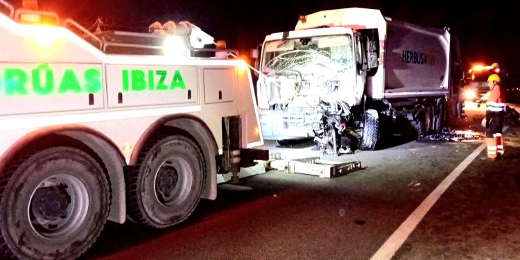 El camión de recogida de basuras, tras el accidente. FOTO: Grúas Ibiza.