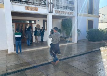 Momento en el que entran los consellers del PSOE a la reunión convocada esta mañana.