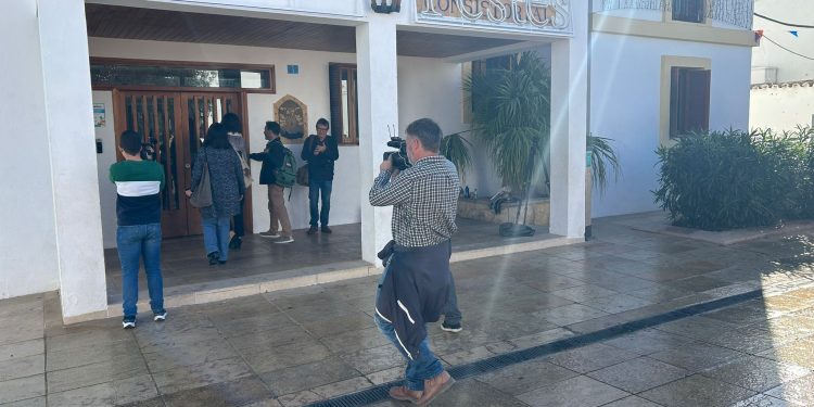 Momento en el que entran los consellers del PSOE a la reunión convocada esta mañana.