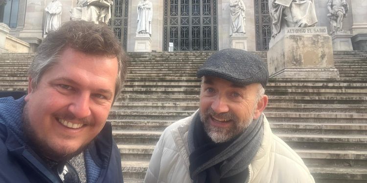 Selfie de Ben Clark y Román Piña, el editor de 'Demonios', hace unos días en la Biblioteca Nacional.