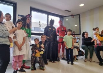Visita de superhéroes a la planta de Pediatría de Can Misses.