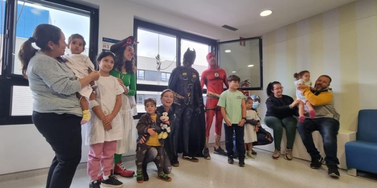 Visita de superhéroes a la planta de Pediatría de Can Misses.