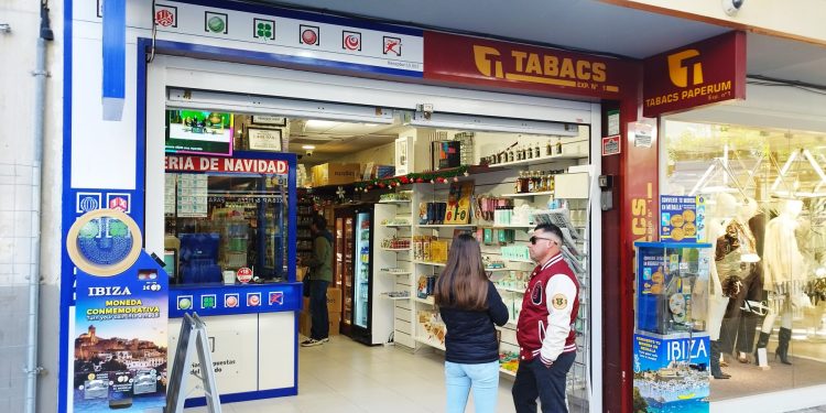 Despacho receptor que ha vendido al menos un quinto premio. Foto Noudiari