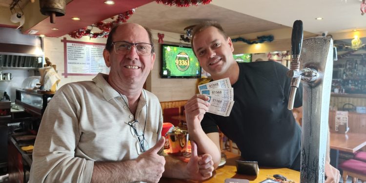 Pascual Muñoz, del bar Pascual de Siesta, en Santa Eulària, vendió en 2023 nada menos que 300 décimos del número 1.568, el 5º premio de El Gordo. Eso fueron 1,8 millones de euros, repartidos en 6.000 euros por décimo vendido.