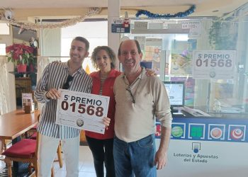 Daniel Muñoz, Pepi Andreu y Pascual, del Bar Pascual, celebrando el 5º premio de lotería de El Gordo que cayó el año pasado en el barrio de Siesta. Fotos N. G.
