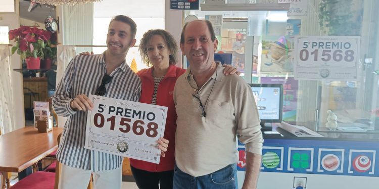 Daniel Muñoz, Pepi Andreu y Pascual, del Bar Pascual, celebrando el 5º premio de lotería de El Gordo que cayó el año pasado en el barrio de Siesta. Fotos N. G.