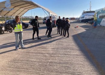 Policía Nacional en el puerto de Ibiza esta semana atendiendo la llegada de migrantes.