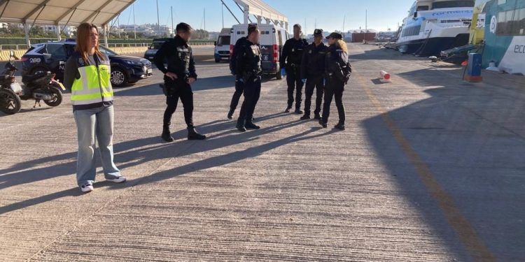 Policía Nacional en el puerto de Ibiza esta semana atendiendo la llegada de migrantes.