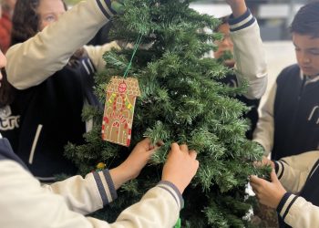 Los estudiantes cuelgan los adornos que han elaborado. Fotos: ONG Proyecto Juntos