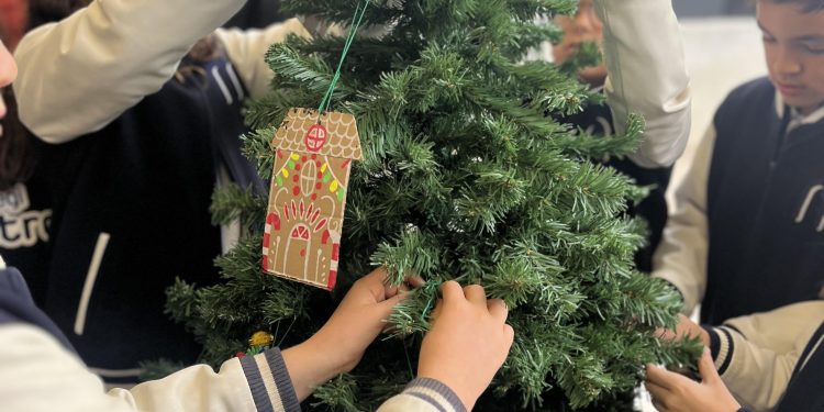 Los estudiantes cuelgan los adornos que han elaborado. Fotos: ONG Proyecto Juntos