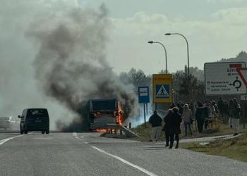 Autobús ardiendo en la carretera de Sant Antoni. Foto: Noudiari.es