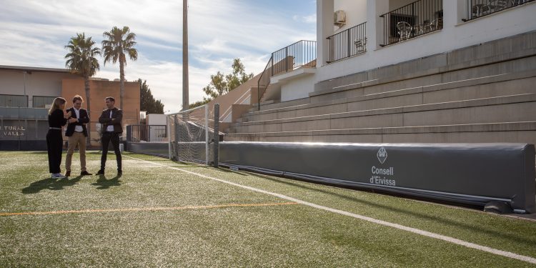 Visita a los diferentes campos de fútbol. Fotos: Consell de Ibiza