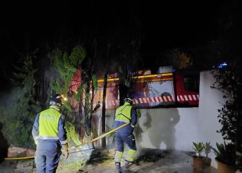 Imagen de la intervención de los bomberos esta pasada noche. Foto: @bombersdeivissa