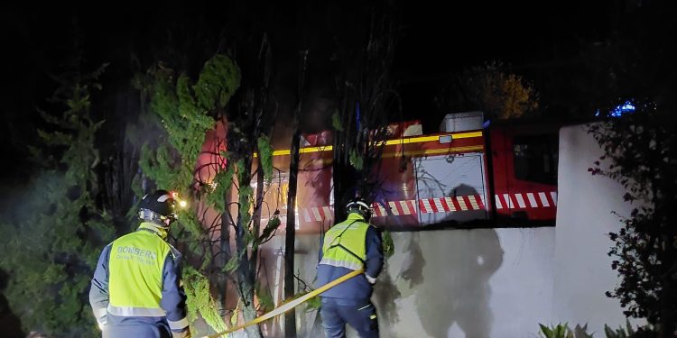 Imagen de la intervención de los bomberos esta pasada noche. Foto: @bombersdeivissa