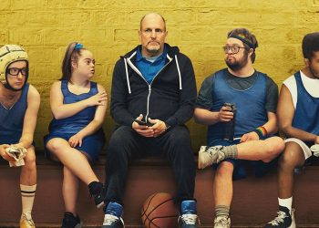 Woody Harrelson, en el centro de la imagen, con cuatro de los integrantes del equipo de baloncesto que tiene que entrenar. Imagen Universal Studios