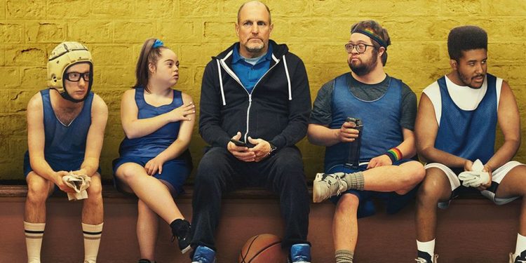 Woody Harrelson, en el centro de la imagen, con cuatro de los integrantes del equipo de baloncesto que tiene que entrenar. Imagen Universal Studios