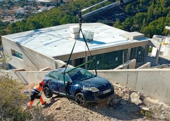 Tareas de rescate del coche caído en Cas Mut. Foto: Grúas Ibiza.