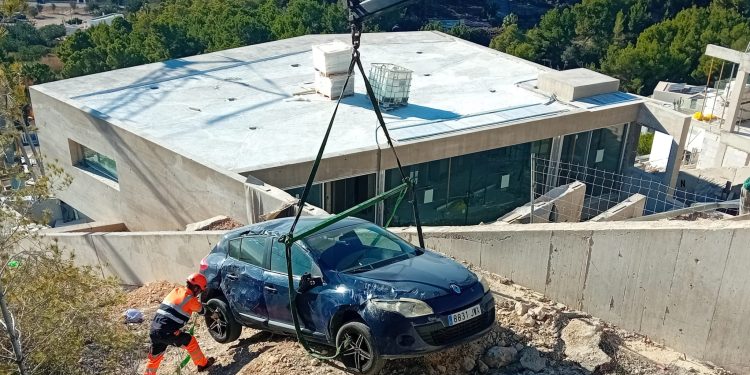 Tareas de rescate del coche caído en Cas Mut. Foto: Grúas Ibiza.