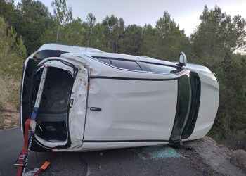 El coche accidentado en Portinatx. Foto: Grúas Ibiza