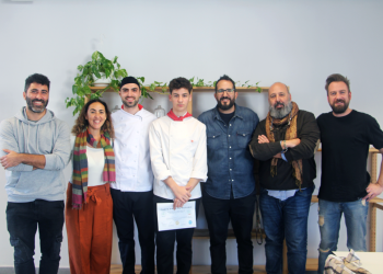 Los dos estudiantes premiados, junto al jurado. Foto: IbizaPreservation