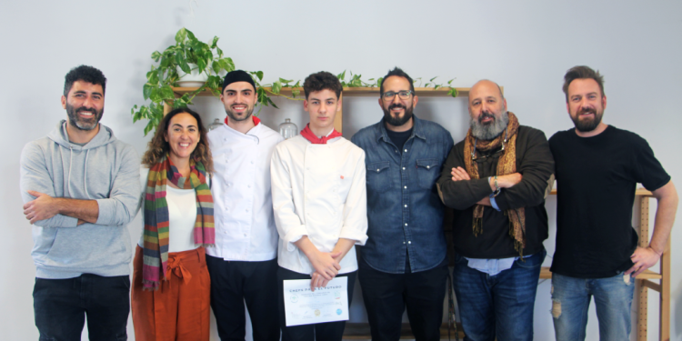 Los dos estudiantes premiados, junto al jurado. Foto: IbizaPreservation