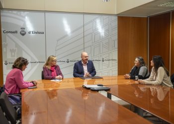 Un momento del acto de firma entre el Consell, Amadiba y Apfem.