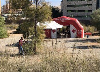 Caseta de Cruz Roja junto a la Policía Nacional de Ibiza con migrantes llegados en patera alojados de manera provisional.