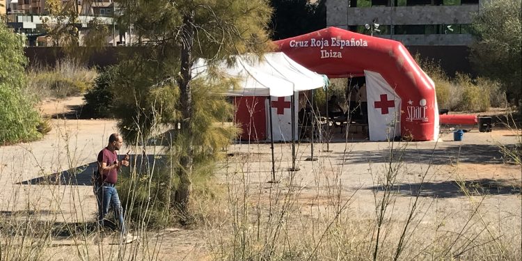 Caseta de Cruz Roja junto a la Policía Nacional de Ibiza con migrantes llegados en patera alojados de manera provisional.
