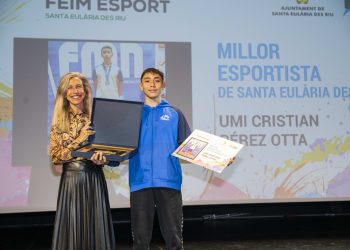 Umi Cristian Pérez recibe el premio de manos de la alcaldesa, Carmen Ferrer. Foto: Ayuntamiento de Santa Eulària