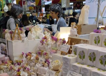 Una de las artesanas atiende a una persona en la feria. Foto: Artesania d'Eivissa.