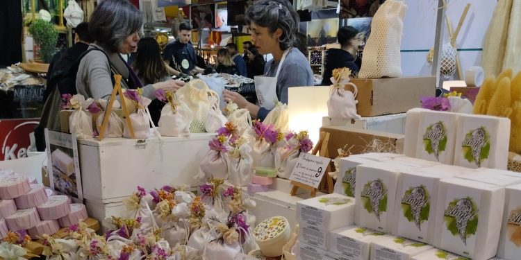 Una de las artesanas atiende a una persona en la feria. Foto: Artesania d'Eivissa.
