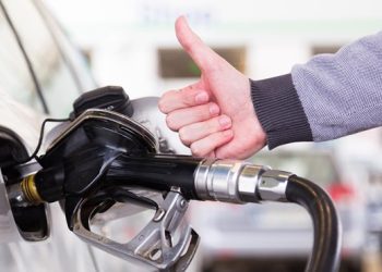 Un conductor reposta combustible. Foto: Organización de Consumidores y Usuarios