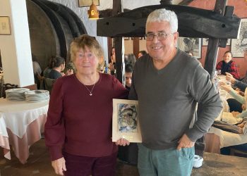 El galardonado, Nestor Torres, junto a la presidenta de Amics de la Terra, Hazel Morgan. Foto: Amics de la Terra.
