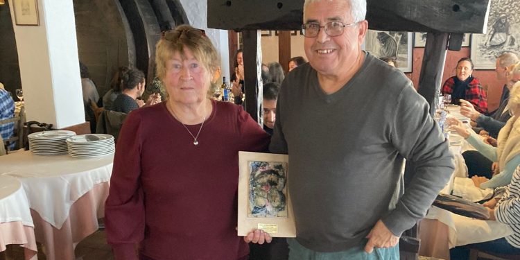 El galardonado, Nestor Torres, junto a la presidenta de Amics de la Terra, Hazel Morgan. Foto: Amics de la Terra.