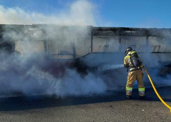 Un bombero trabaja en la extinción del incendio del autobús. Foto: Bombers d'Eivissa