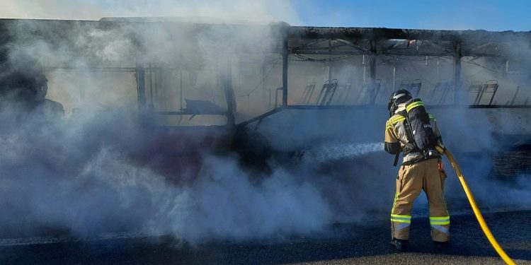 Un bombero trabaja en la extinción del incendio del autobús. Foto: Bombers d'Eivissa