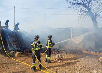 Los bomberos trabajan en la extinción. Fotos: Bombers d'Eivissa