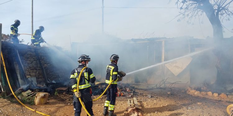 Los bomberos trabajan en la extinción. Fotos: Bombers d'Eivissa