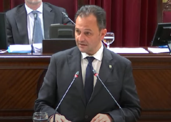 Llorenç Córdoba, durante una intervención en el Parlament.