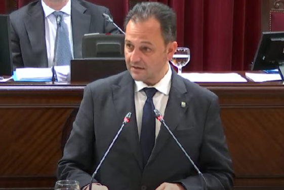 Llorenç Córdoba, durante una intervención en el Parlament.