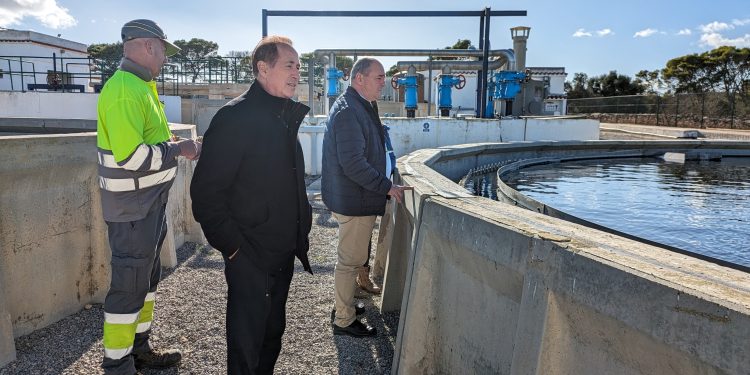 Lafuente ha visitado la estación depuradora de Formentera. Foto: Govern balear