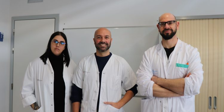 En la foto, de izquierda a derecha, Rocío Fernández López, enfermera, David Vítores Corral, nuevo psicólogo clínico, y Dr. Álvaro Palma, coordinador de la Unidad de Patología dual