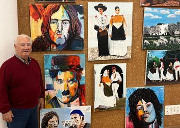 José Angulo, con algunas de sus pinturas. Foto: Ayuntamiento de Ibiza.