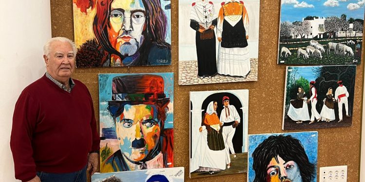 José Angulo, con algunas de sus pinturas. Foto: Ayuntamiento de Ibiza.